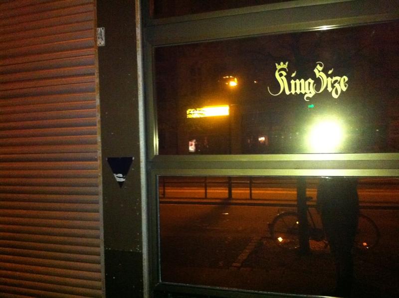 Photo taken at King Size Bar Berlin at 2010-10-22 03꞉59꞉18